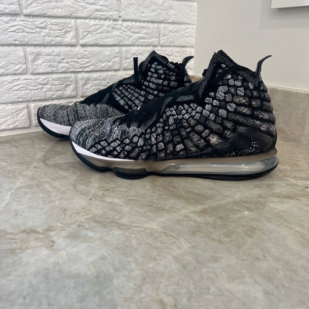 Basketball shoes